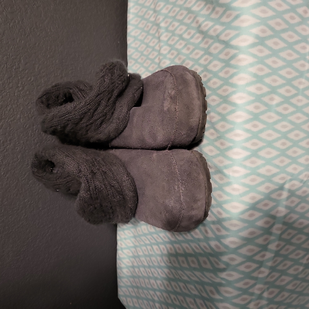 Womens bearpaw boots.